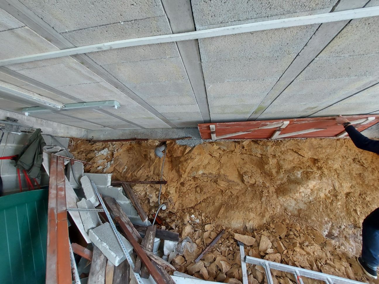 Maison fondée sur un talus rocheux, sans banquette suffisante...